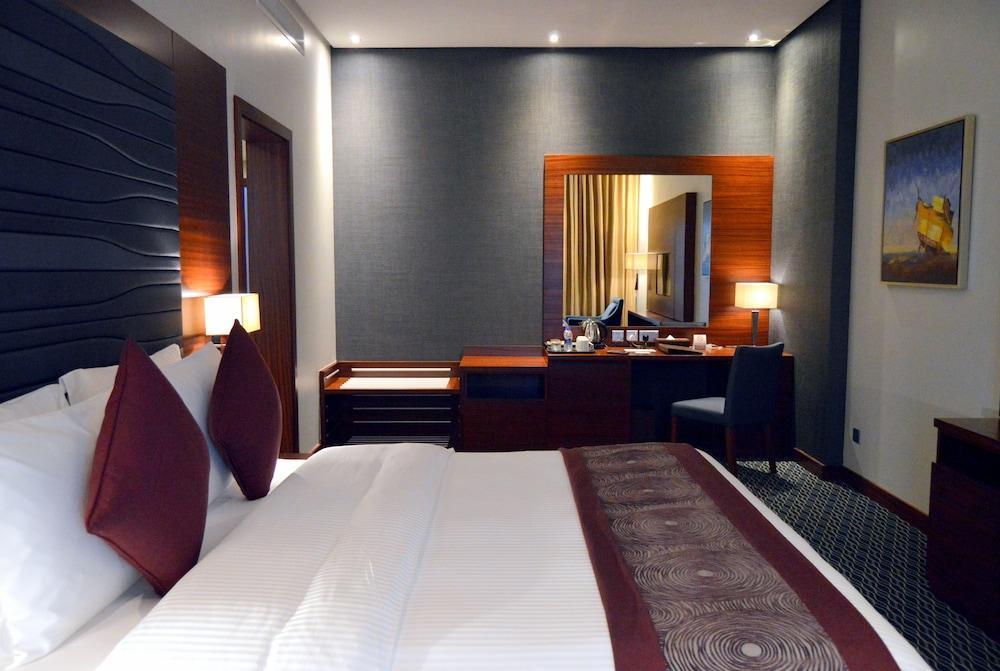Ramada By Wyndham Manama City Centre Exterior photo