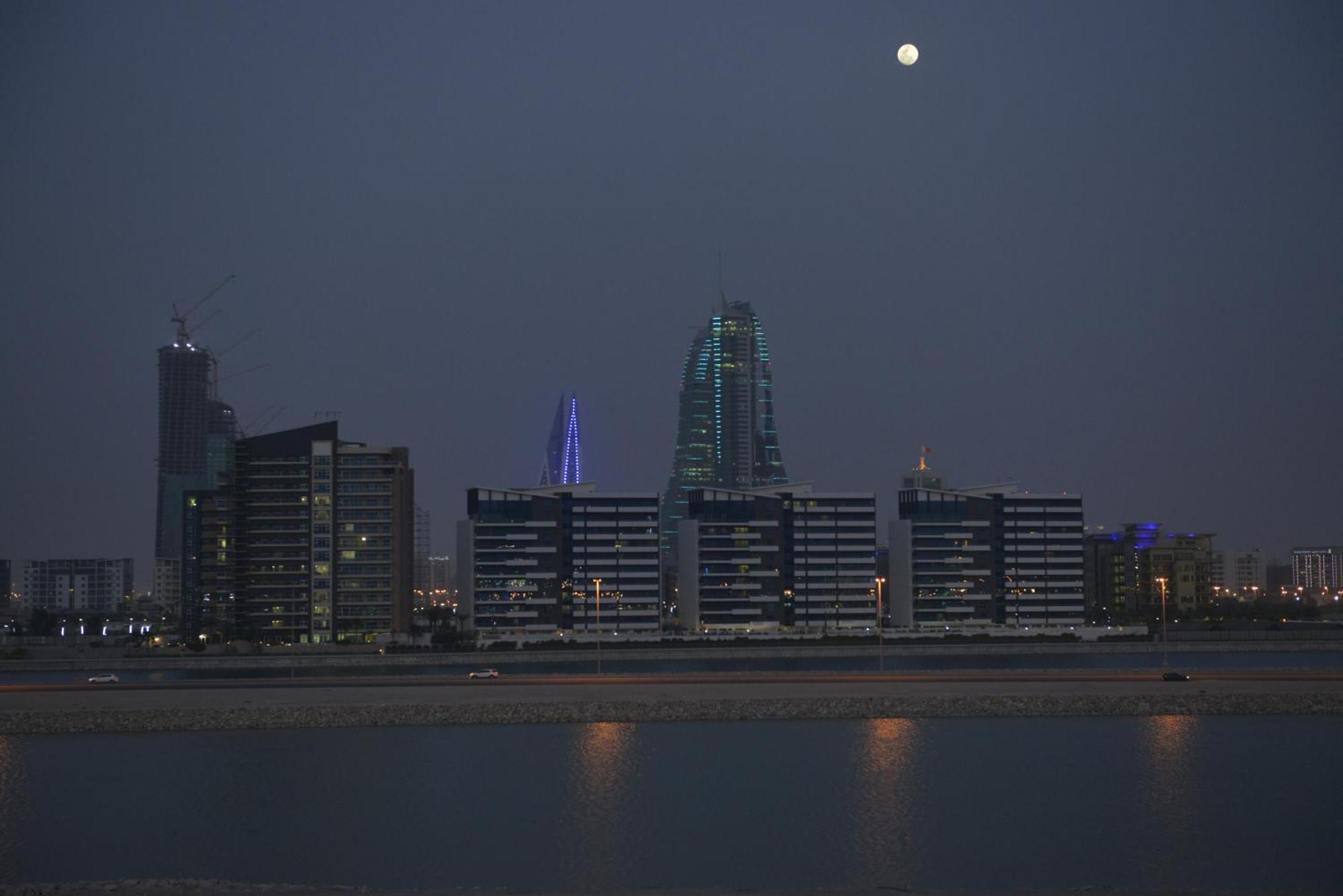 Ramada By Wyndham Manama City Centre Exterior photo